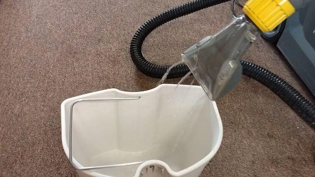 Lejąca woda z ssawki wynajętego odkurzacza Karcher Bielsko